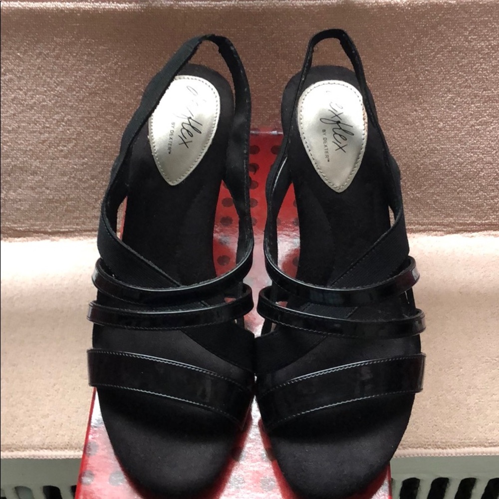 Black straps woman Open toe heels.